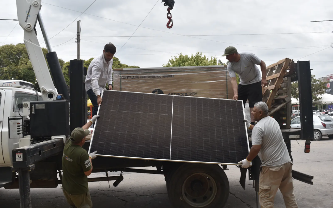 La Municipalidad de Cosquín recibió 56 paneles solares que abastecerán de energía al edificio municipal